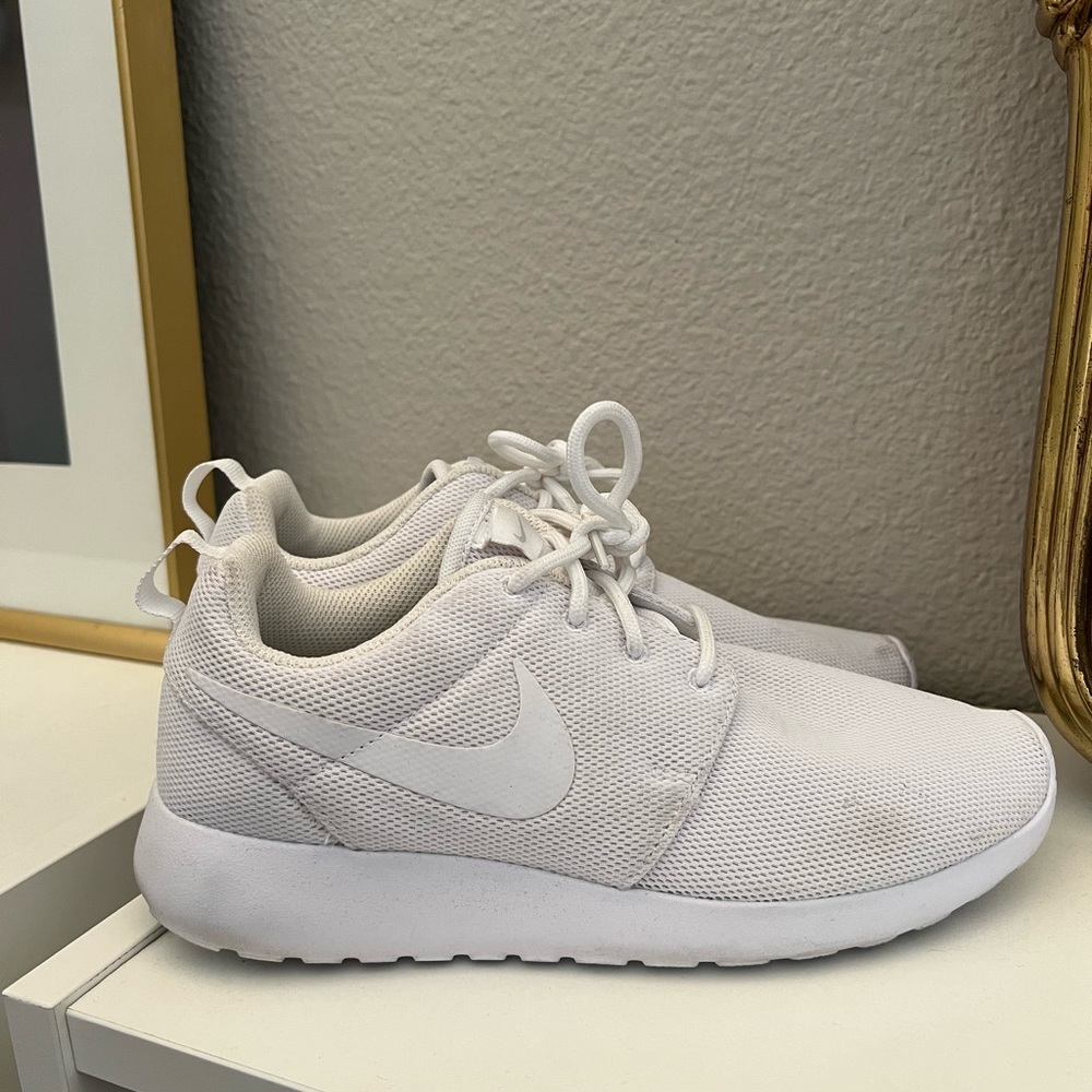 NIKE White Roshes, size 7.5